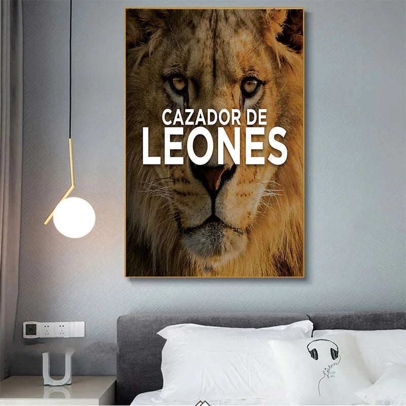 L'image montre un portrait époustouflant d'un lion majestueux, avec un texte espagnol qui le décrit comme un "chasseur de lions". Cette image évocatrice pourrait servir d'affiche ou de décoration murale pour un produit lié à la nature sauvage.