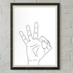 Une main levée, faisant le signe "ok" en gros plan, sur un fond blanc avec un cadre noir.