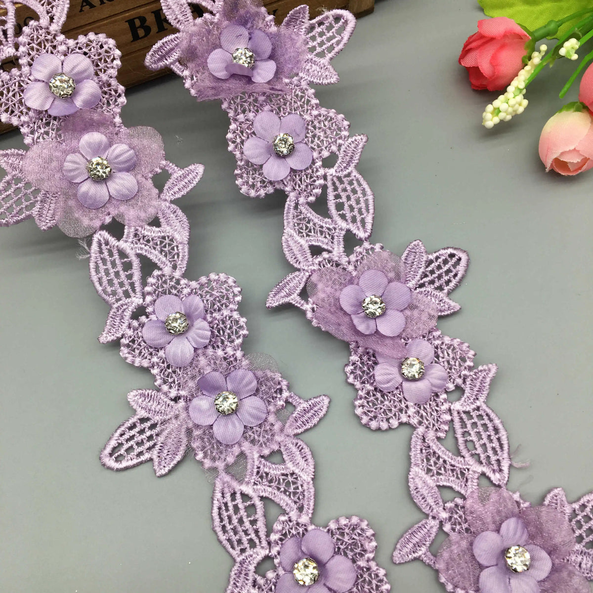 ruban dentelle violet fleurs relief feuilles strass decoration mariage chapeaux accessoires mode