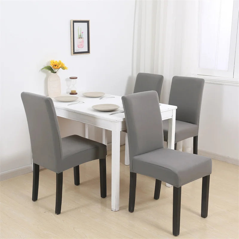 Housse de chaise rouge vif sur chaise de banquet