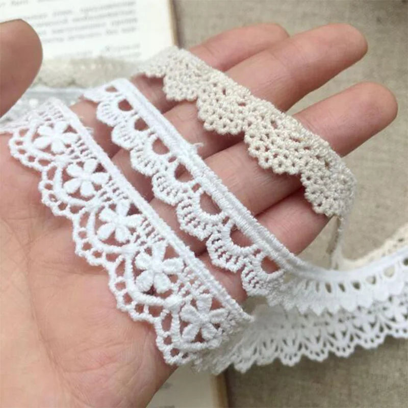 ruban dentelle blanche fleurs motif floral opacité classique