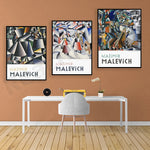 L'oeuvre de Kazimir Malevich, un artiste russe célèbre pour son style cubiste géométrique, est affichée dans cette pièce aménagée avec un bureau et une chaise moderne.