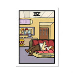 Une pièce sombre avec un homme allongé sur un canapé rouge, entouré d'objets vintage.