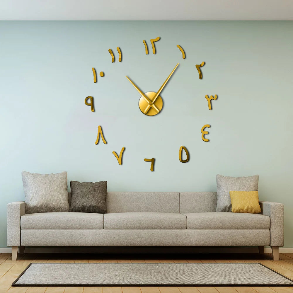 Horloge murale géante accrochée au mur avec décoration intérieure épurée