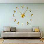 Horloge murale géante accrochée au mur avec décoration intérieure épurée