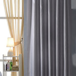 Textile de qualité supérieure, rideau de douche gris et argent avec des oeillets, utilisé comme couverture pour se laver en toute tranquillité. Les détails visibles incluent la texture luxueuse du polyester et la couleur subtile de l'argent. En contexte, le rideau complète parfaitement un ensemble de linge de maison assorti.