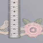 ruban dentelle fleurs roses feuilles vertes classique romantique blanc rose clair vert pastel