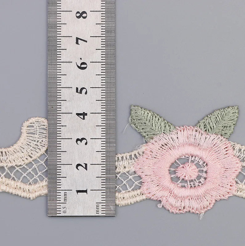 ruban dentelle fleurs roses feuilles vertes classique romantique blanc rose clair vert pastel