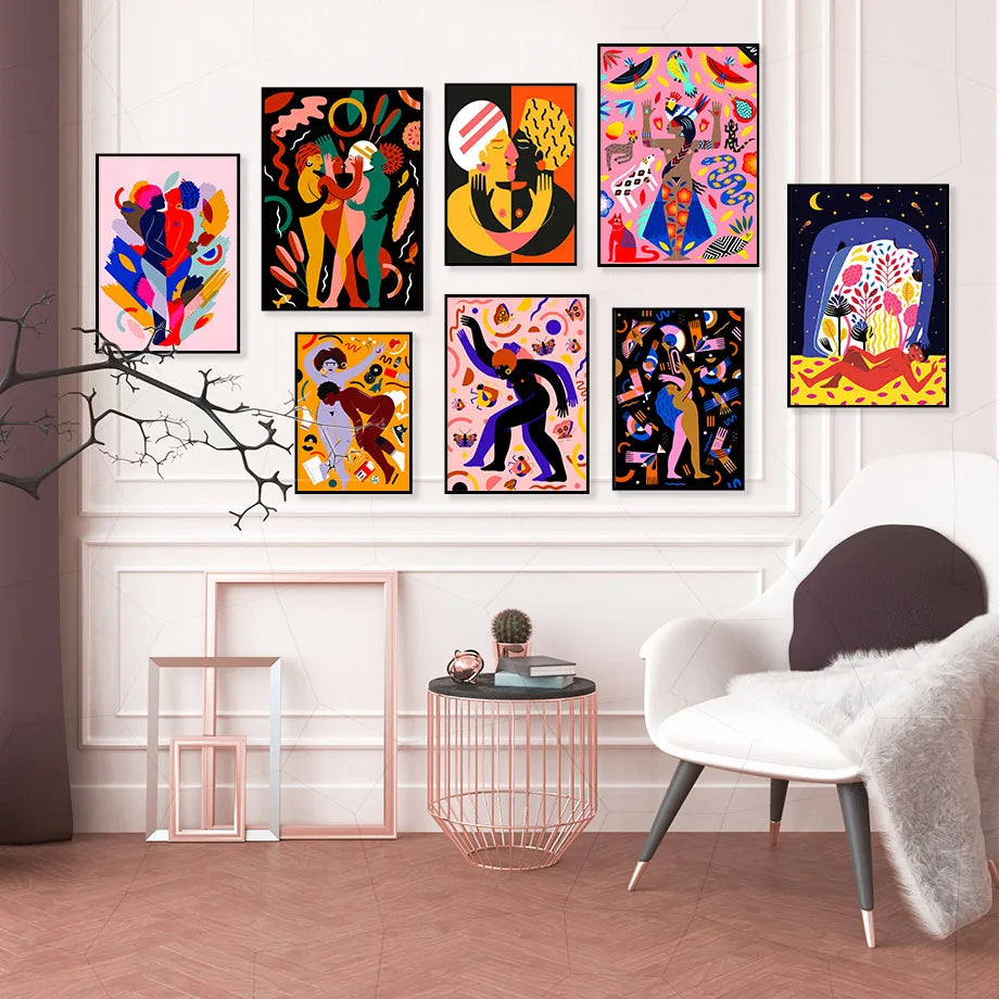 L'image montre une galerie murale d'œuvres d'art abstraites et colorées, avec divers éléments graphiques et humains stylisés, dans un intérieur moderne et minimaliste.