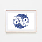 L'illustration montre deux petits animaux marins, probablement des poissons ou des créatures similaires, dans un style artistique avec des formes ondulées et des motifs en bleu sur fond blanc.