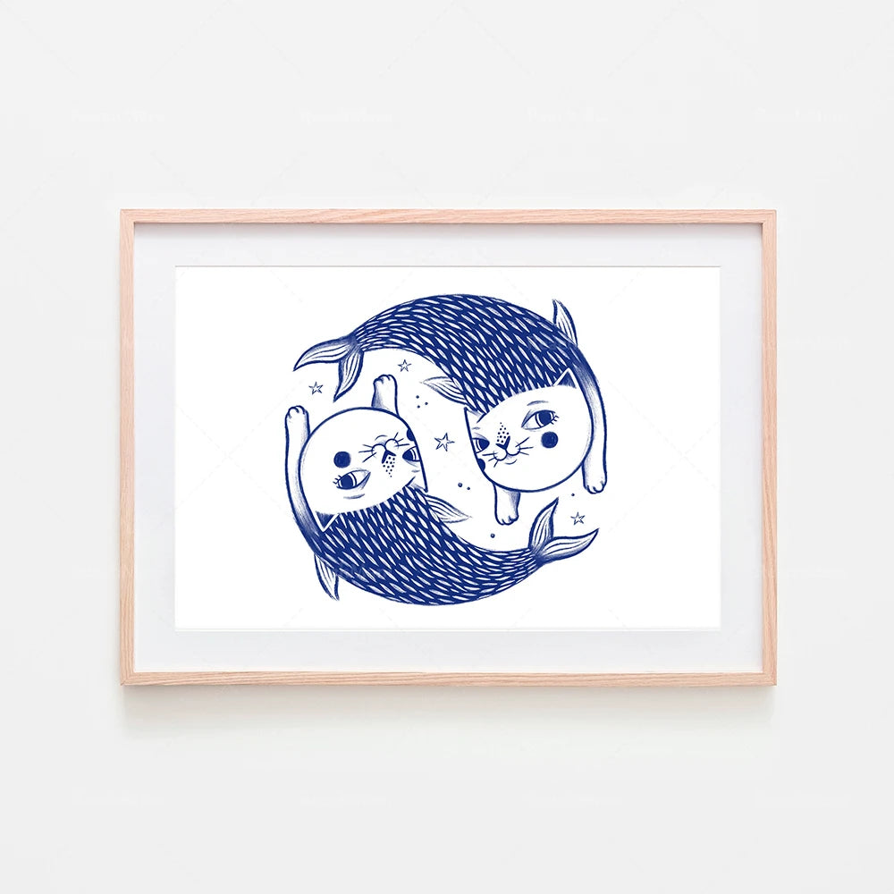 L'illustration montre deux petits animaux marins, probablement des poissons ou des créatures similaires, dans un style artistique avec des formes ondulées et des motifs en bleu sur fond blanc.