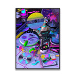 Cette image montre un amas d'objets vintage de l'électronique et de la technologie des années 90, notamment des lecteurs CD, des cassettes, des jeux vidéo et des accessoires colorés, créant une composition graphique colorée et rétrofuturiste.