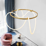 Installation du lustre design au-dessus d'une table à manger