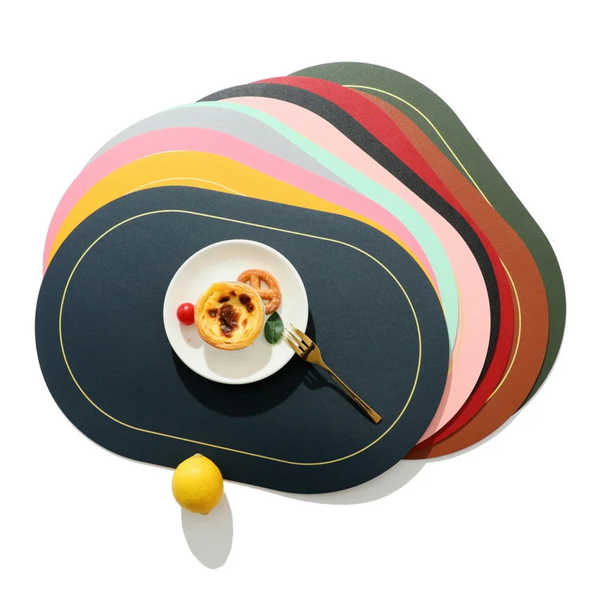 Napperons ovales en cuir bleu protégeant une table en bois