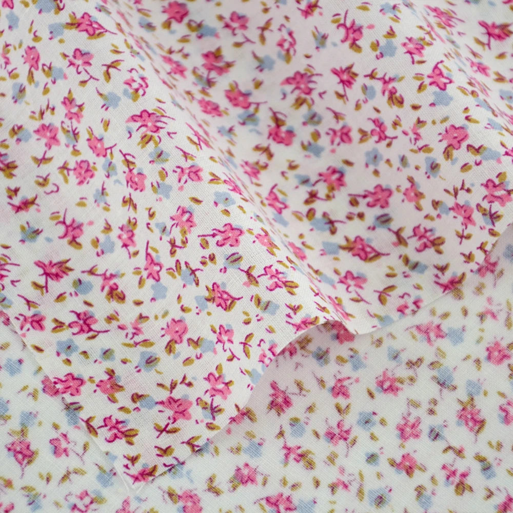 tissu coton imprimé fleurs roses bleues classique blanc patchwork bricolage artisanal scrapbooking jeux poupées