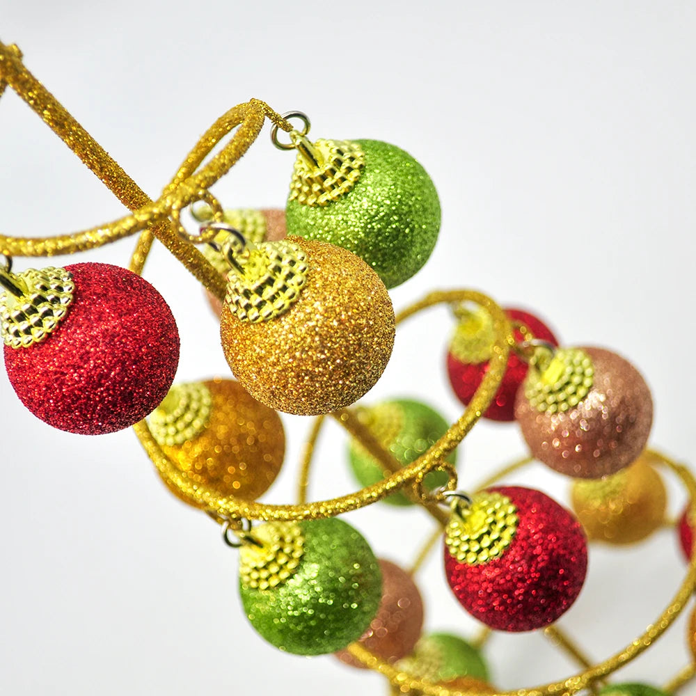 Détail des boules en mousse sur le sapin en fer