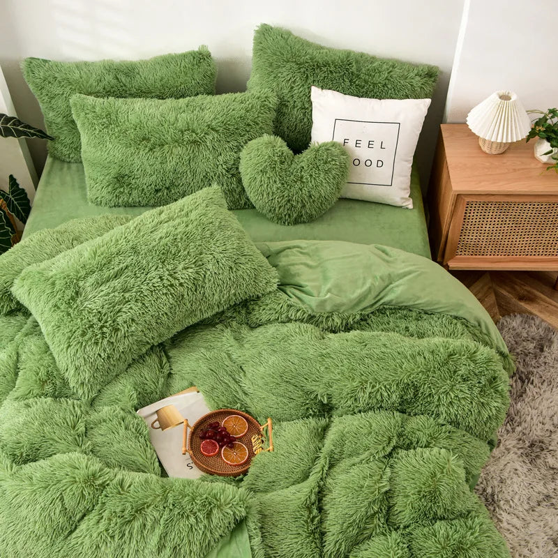 Housse de couette en flanelle velours poils longs vert armée sur un lit Queen
