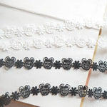 rubans dentelle fine blanche noire motifs floraux ours classique romantique écologique soluble eau