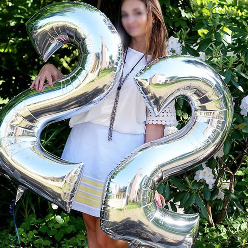 Décoration anniversaire années 80 avec ballons chrome