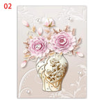 Un bouquet de fleurs roses aux feuilles dorées disposées dans un vase orné de décorations dorées et de pierres étincelantes.