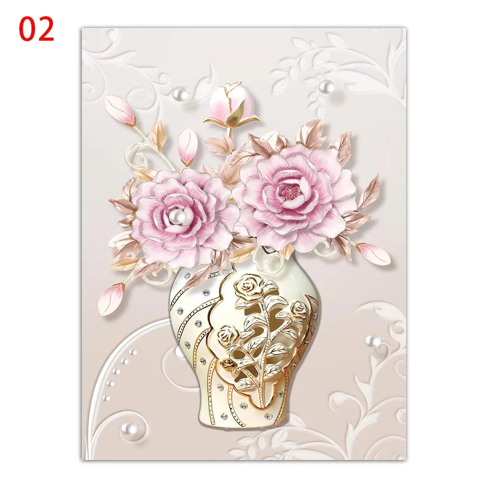 Un bouquet de fleurs roses aux feuilles dorées disposées dans un vase orné de décorations dorées et de pierres étincelantes.