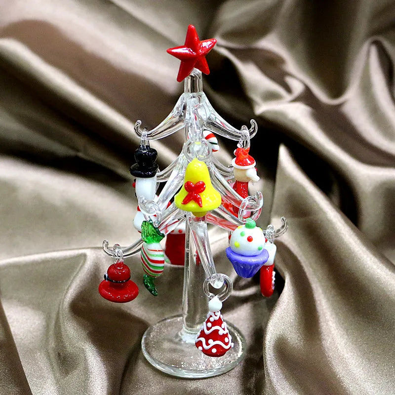 Détail de la figurine en verre sur un sapin de Noël