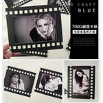 Disposition de cadres photo sur mur pour mariage