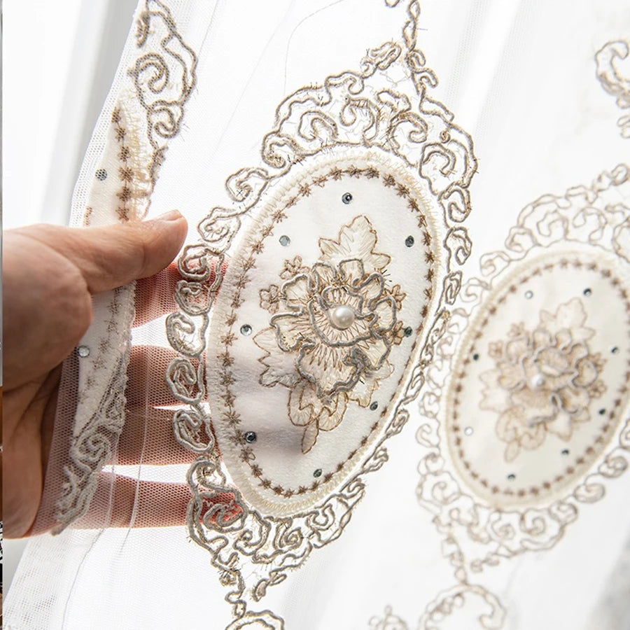 rideau tulle brodé fleur doré élégant transparent fenêtre beige classiquehôtel maison