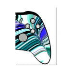 Une manette de jeu au design abstrait avec des boutons colorés sur un fond ondulé bleu et vert.