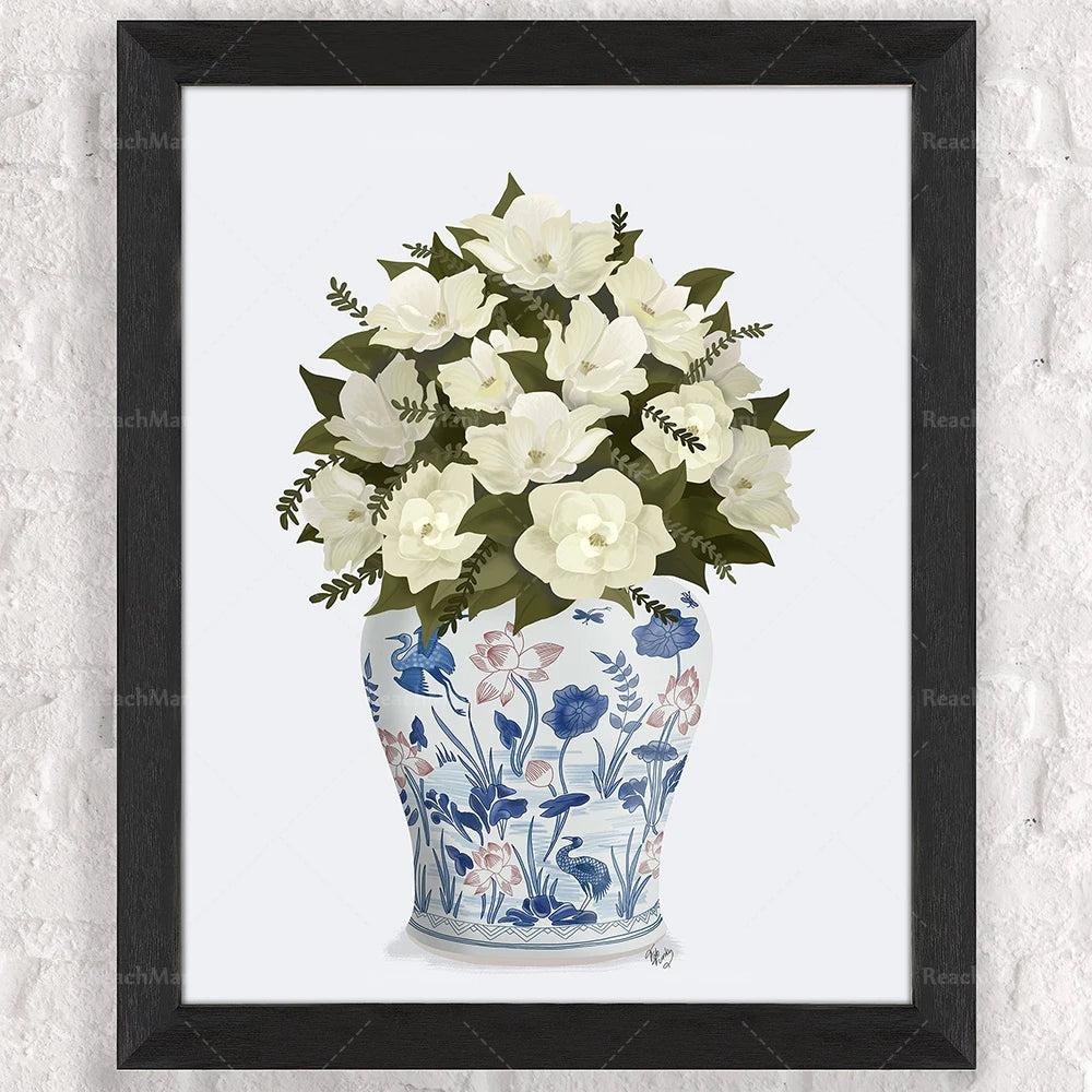 Cette image représente un bouquet de fleurs blanches magnifiques dans un vase orné de motifs floraux bleus.