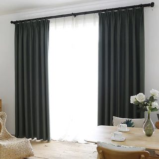 rideaux occultants tissu texturé gris foncé blanc cassé bleu gris isolation thermique moderne plissé