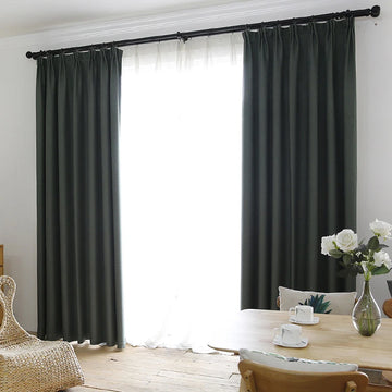 rideaux occultants tissu texturé gris foncé blanc cassé bleu gris isolation thermique moderne plissé