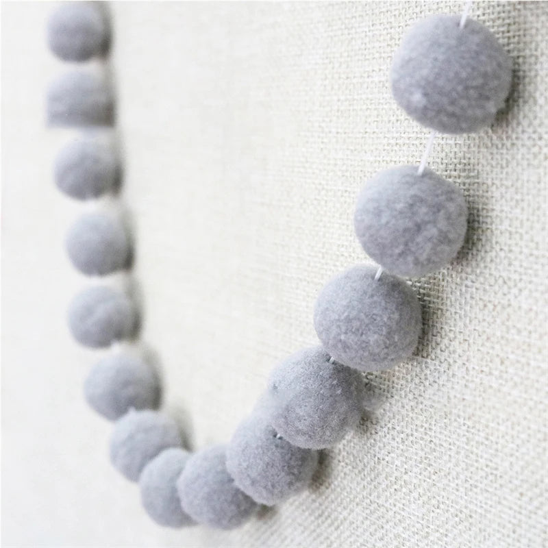 collier créatif coloré boules feutre rouge blanc gris beige jaune anniversaire noël mariage