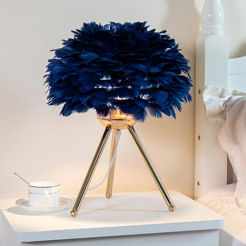 Lampe de chevet en plumes roses LED éclairant une chambre à coucher romantique
