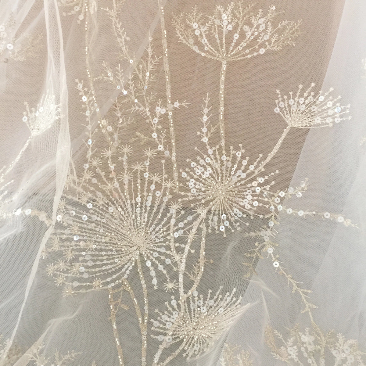 tissu dentelle fleurs dorées brodé transparent élégant décoration mariage robes cérémonie occasion spéciale polyester