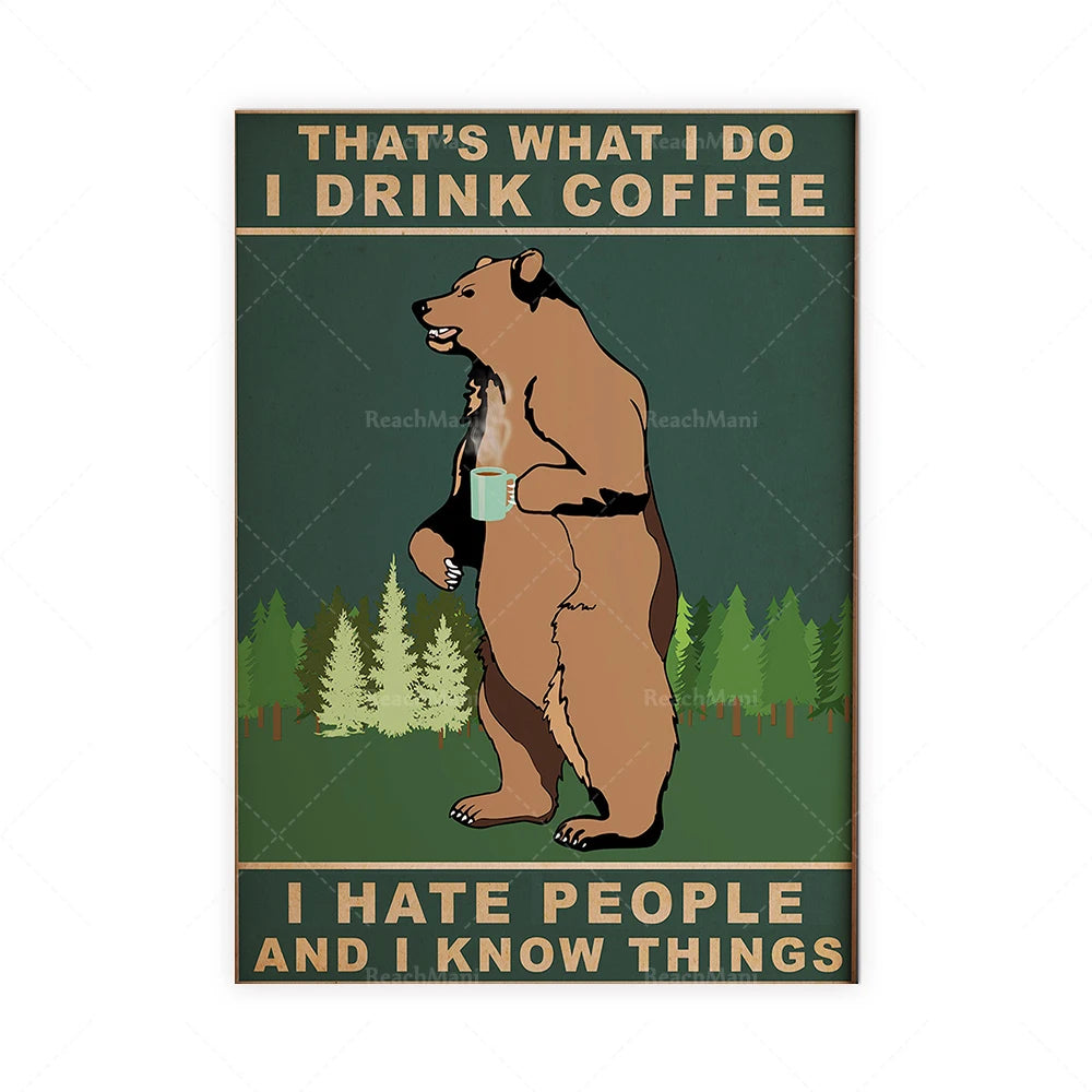 L'ours brun debout tenant une tasse de café dans une forêt de sapins verts sur un fond vert qui dit "C'est ce que je fais, je bois du café, je déteste les gens et je sais des choses".