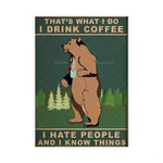 L'ours brun debout tenant une tasse de café dans une forêt de sapins verts sur un fond vert qui dit "C'est ce que je fais, je bois du café, je déteste les gens et je sais des choses".