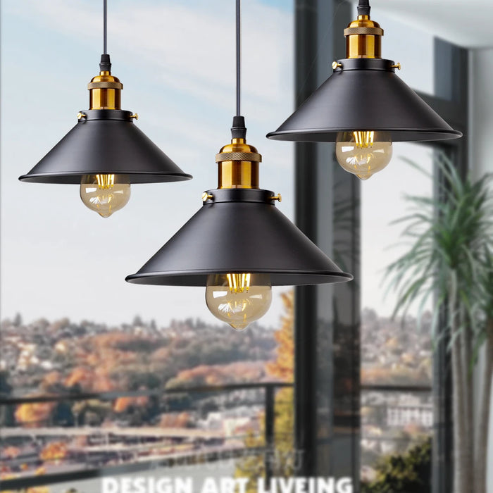 Suspension luminaire vintage violette dans un salon