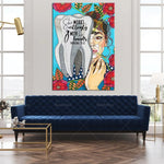 Une toile colorée représentant une femme aux mains habiles, entourée de fleurs éclatantes et d'un message inspirant sur la puissance des mains.