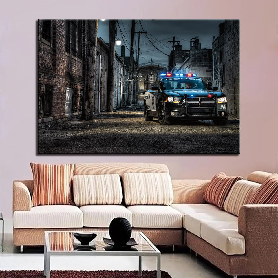 Une voiture de police dans une ruelle sombre et déserte d'une ville, éclairée par des lumières bleues clignotantes.