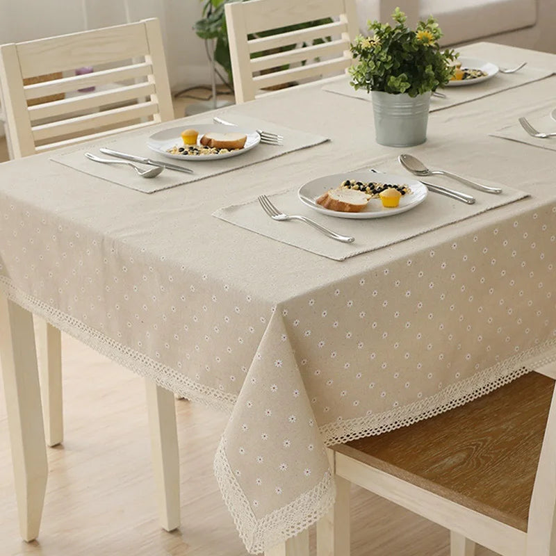 nappe table lin motif fleur dentelle beige serviettes assiettes couverts classique rustique