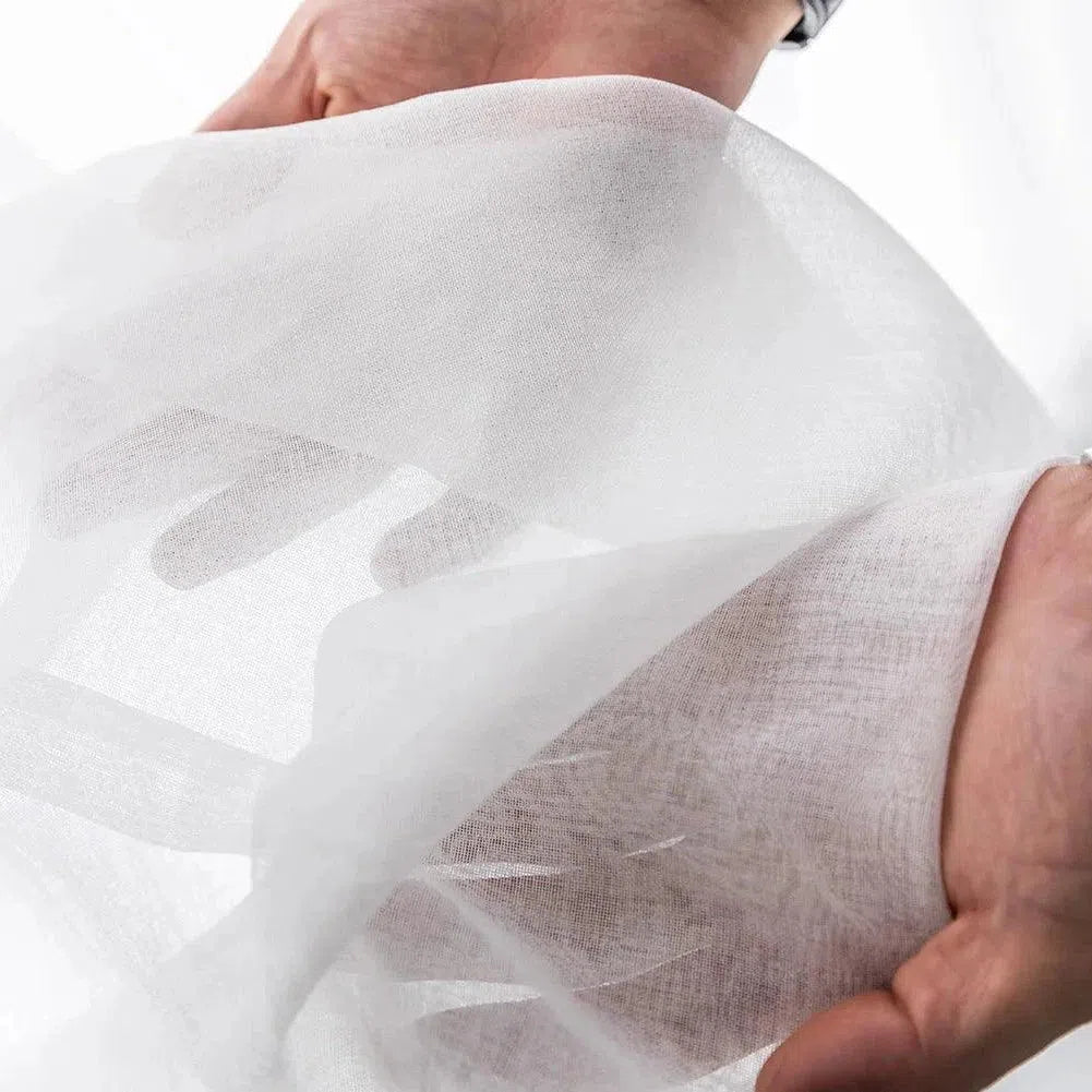 Voile léger et transparent, idéal pour la décoration intérieure ou la confection de vêtements élégants. Convient parfaitement pour créer des rideaux subtils ou des robes de cérémonie délicates. Sa texture fluide et apaisante apporte une touche de sophistication à tout projet créatif.