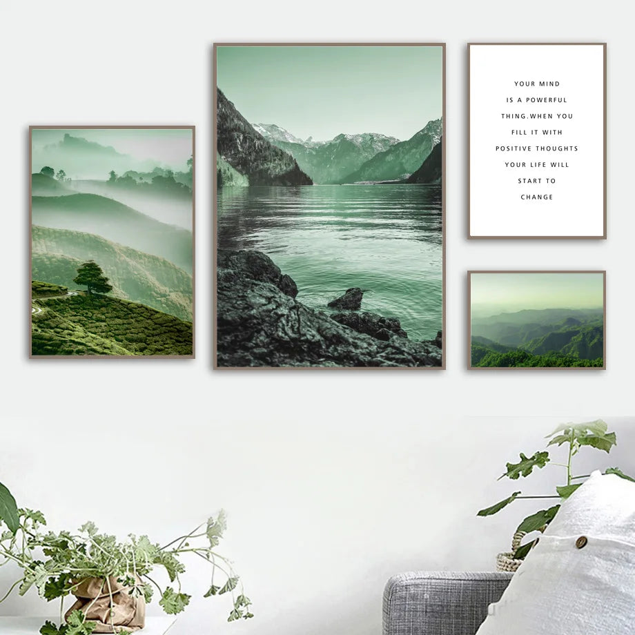 Cette image présente un paysage de montagne avec un lac calme et des rochers au premier plan, entouré de brume et de végétation verdoyante. Un cadre inspirant et apaisant.