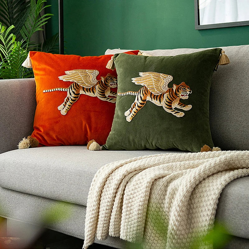 coussin carré vert foncé monogramme blanc velours tassel beige moderne brodé environnemental taie d'oreiller