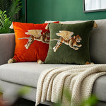 coussin carré vert foncé monogramme blanc velours tassel beige moderne brodé environnemental taie d'oreiller