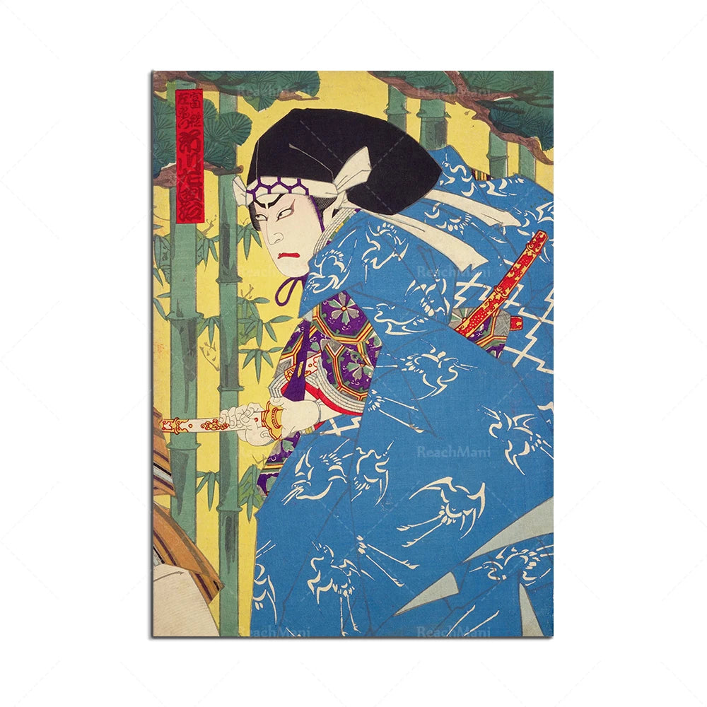 L'image représente une femme en costume traditionnel japonais, avec un maquillage noir et une expression sérieuse, tenant un sabre devant un paysage forestier.