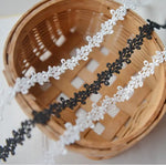 rubans dentelle fine blanche noire motifs floraux ours classique romantique écologique soluble eau