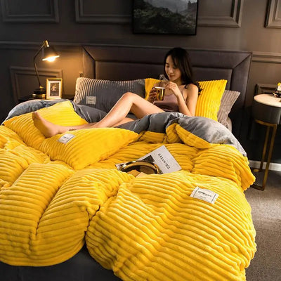 Housse de couette unie en velours corail sur un lit double
