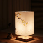 Lampe de chevet originale en bois diffusant une lumière chaude et apaisante
