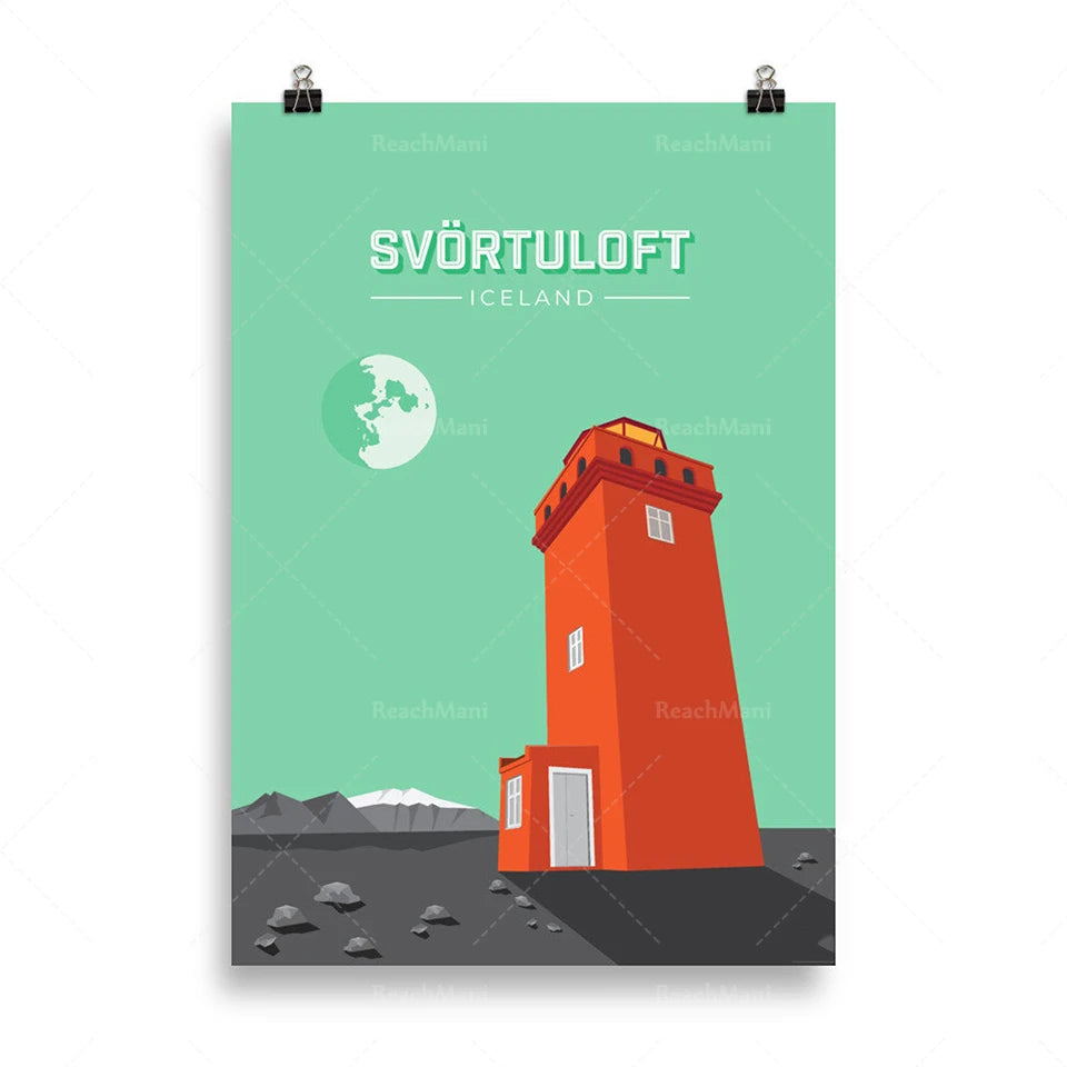 Une tour de phare rouge se dresse dans un paysage islandais, avec une lune et des montagnes en arrière-plan.